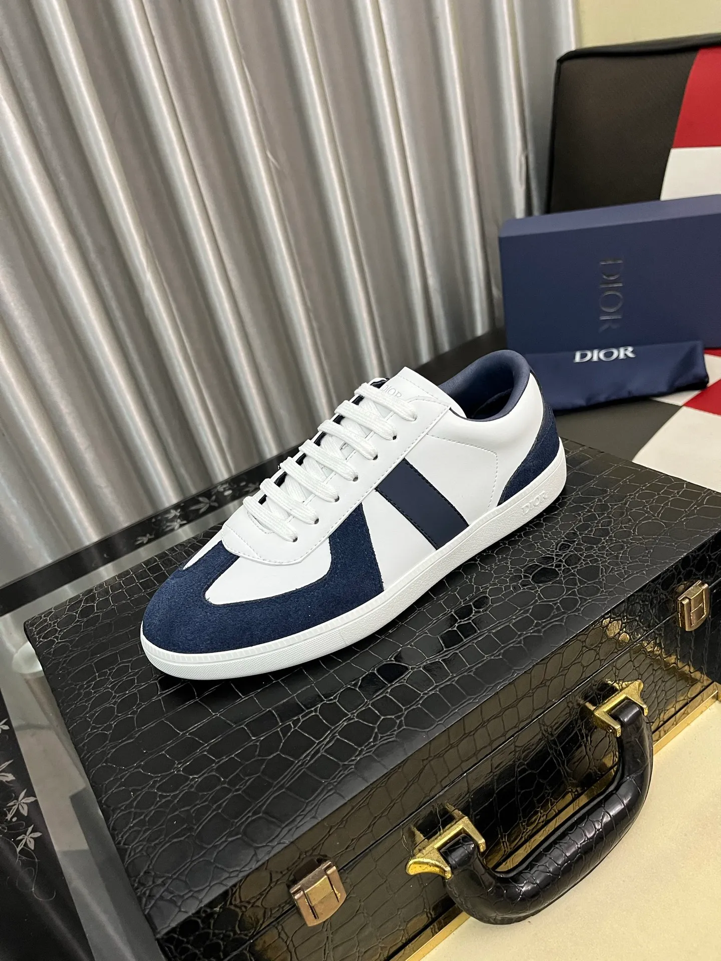 Men's shoes 💰380⌚️⌚️ 【Dior*DIAO】original quality.~ Unique modern style sneakers. 🏃A must-have casual shoe for trendy men😍😍 Original brand imported from Italy, imported original leather, sheep lining (refuses to discolor and grind feet) Sole: Original sole provided by the original factory, French lazy style design ⚠️Fit to the feet, original quality, super comfortable original sole. Code number: 38-448️⃣Colors available